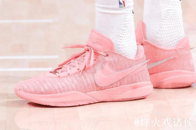 马尔卡宁脚踏粉色Lebron20，狂砍33分16篮板展现绝佳篮板嗅觉